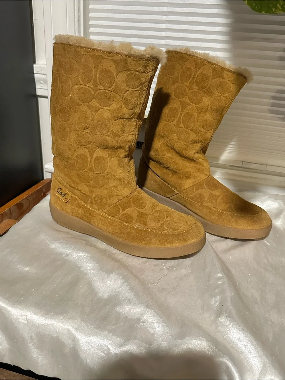 EUC Coach Suede Sherpa Lined Boots in Camel